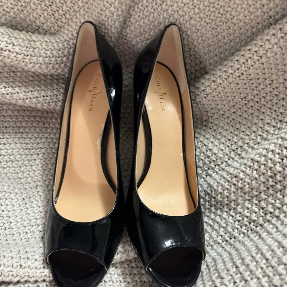 Cole‎ Haan Air Lainey patent leather peep-toe pumps in black, Size 9 B - Picture 4 of 8